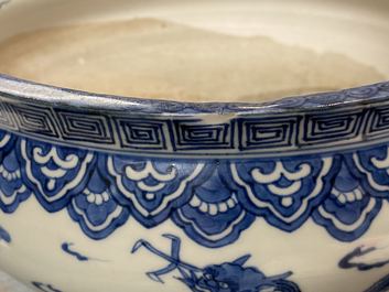 Een Japanse driepotige blauw-witte Arita wierookbrander, Edo, 17e eeuw